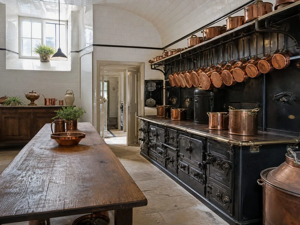 Las cocinas del sótano de la casa Camondo con cazuelas de cobre