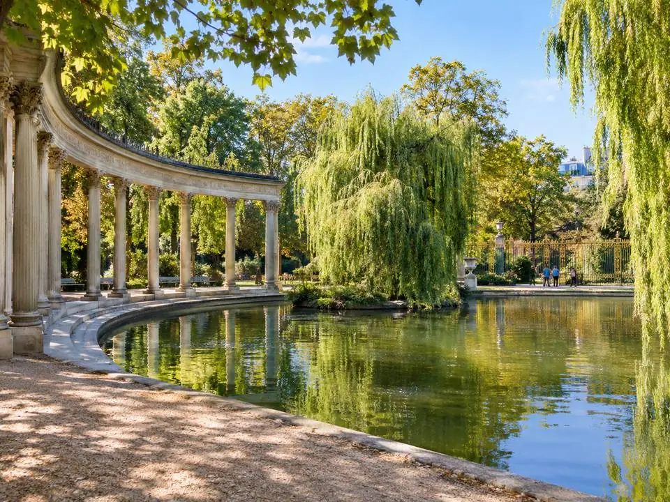 Parque Monceau junto a la casa Camondo, con la columnata de la Naumaquia